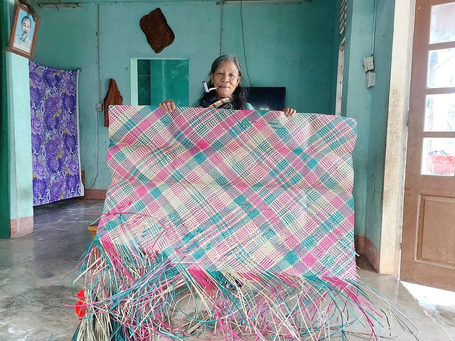 Những ngón nghề độc, lạ: Tay không 'dệt' chiếu âmber- Ảnh 1.