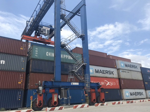 Hàng ngàn container tồn đọng ở cảng biển TP.HCM- Ảnh 1.