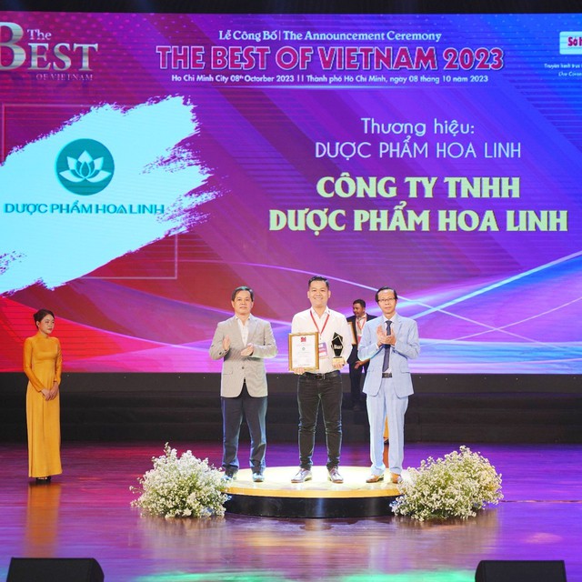Đại diện Dược phẩm Hoa Linh nhận giải thưởng Top 10 Thương hiệu tốt nhất Việt Nam (năm 2023), lĩnh vực dược phẩm