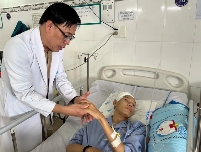 Ninh Thuận: Cứu sống 2 thanh thiếu niên bị u sọ não, xuất huyết não- Ảnh 1.