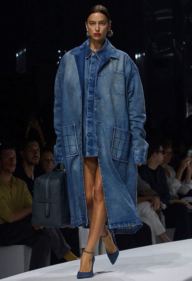 'Denim on denim' tiếp tục phủ sóng thời trang xuân hè 2024- Ảnh 2.