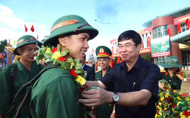 Hơn 1.450 thanh niên ở Lâm Đồng nô nức lên đường nhập ngũ- Ảnh 1.