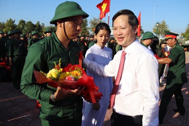 1.751 thanh niên Bình Thuận lên đường nhập ngũ- Ảnh 1.