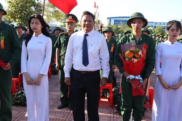 1.751 thanh niên Bình Thuận lên đường nhập ngũ- Ảnh 2.