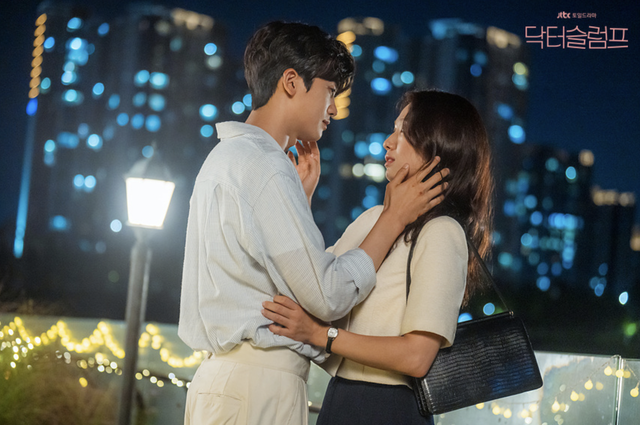 Park Hyung Sik và Park Shin Hye ăn ý, rating 'Nốt trầm đời bác sĩ' tăng mạnh- Ảnh 1.