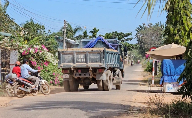 'Xẻ thịt' đồi đất ven hồ sông Dinh (Bình Thuận): Khai thác trộm đất vườn của người dân- Ảnh 4.