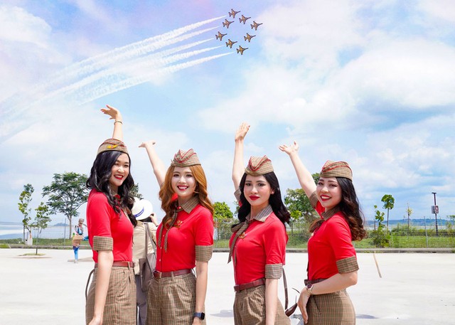 Ấn tượng hình ảnh tiếp viên hàng không Vietjet tại Singapore Airshow 2024- Ảnh 1.