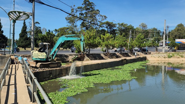 Các hồ lắng bên hồ Xuân Hương Đà Lạt nước đen ngòm, bốc mùi nồng nặc- Ảnh 6.