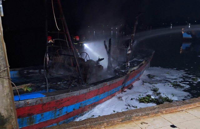 Hai tàu cá của ngư dân Quảng Ngãi bị cháy lúc nửa đêm- Ảnh 3.