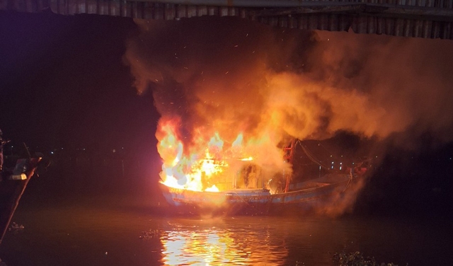 Hai tàu cá của ngư dân Quảng Ngãi bị cháy lúc nửa đêm- Ảnh 1.