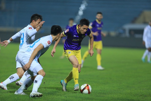 Tưởng không hay mà hay không tưởng, Nam Định thắng ngược Hà Nội FC trong 8 phút bù giờ- Ảnh 2.