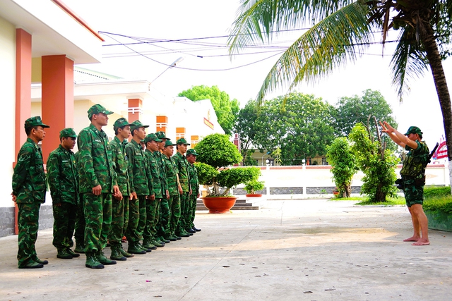 Theo bước chân cha: Cả hai con trai đều khoác áo biên phòng- Ảnh 1.