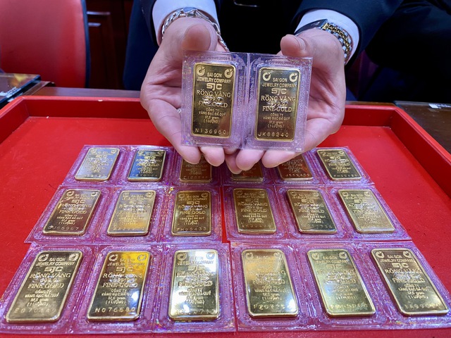 Vàng miếng 'khan hàng', vàng nhẫn giá cao kỷ lục, nhiều người vẫn mua vào- Ảnh 1.