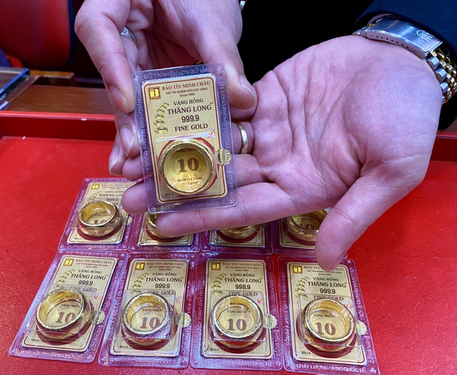 Vàng miếng 'khan hàng', vàng nhẫn giá cao kỷ lục, nhiều người vẫn mua vào- Ảnh 2.