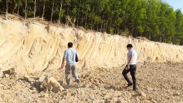 'Xẻ thịt' đồi đất ven hồ sông Dinh (Bình Thuận): Thừa nhận có lỗ hổng trong công tác quản lý- Ảnh 1.