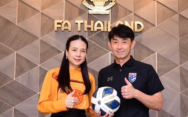 Madam Pang sẽ mời HLV đội tuyển Thái Lan, Masatada Ishii (phải) kiêm nhiệm cả đội U.23