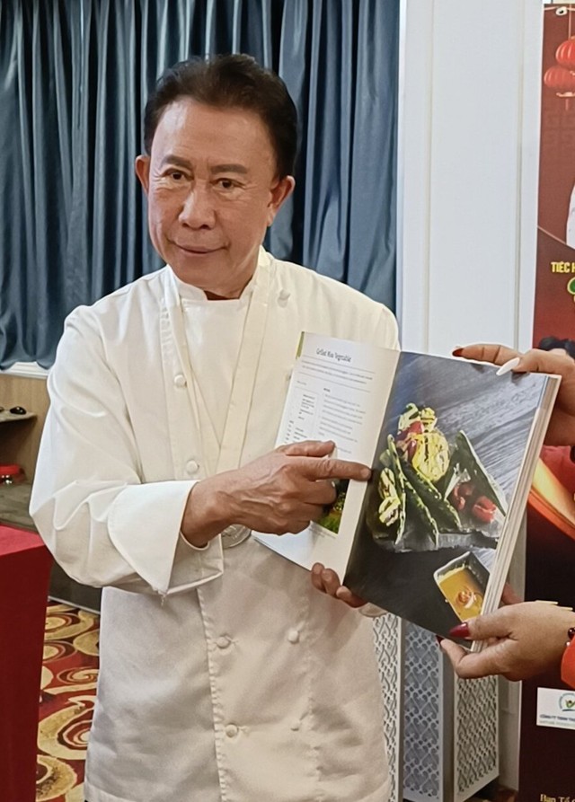 Vua bếp 'Yan Can Cook' trở lại Việt Nam, tiết lộ cuộc sống ở tuổi U.80- Ảnh 2.