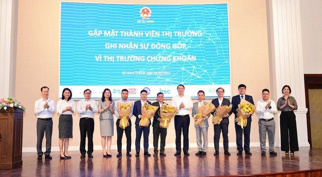 Thứ trưởng Nguyễn Đức Chi (thứ 6 từ trái sang) tặng hoa cảm ơn các thành viên thị trường ngày 28.7.2022