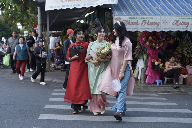 'Cô hai, mợ ba' xúng xính áo dài dạo chợ Hàn, chụp ảnh đón tết- Ảnh 2.