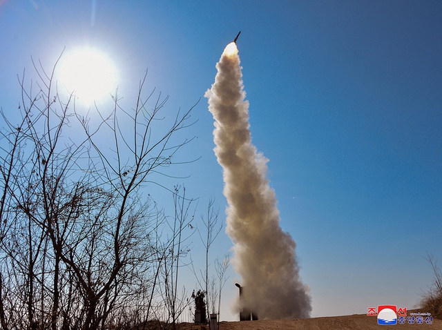 Triều Tiên thử 'đầu đạn siêu lớn' cho tên lửa- Ảnh 1.