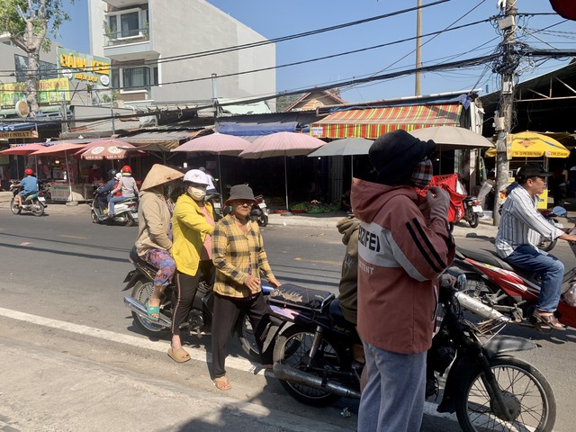 Thông báo 'phát gạo, trứng' rầm rộ trên mạng: Nhiều người đến hụt hẫng ra về- Ảnh 3.