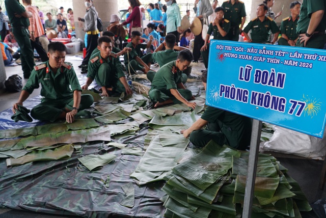 Hàng trăm người cùng tham gia thi gói, nấu bánh tét- Ảnh 2.