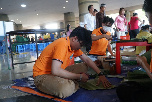 Hàng trăm người cùng tham gia thi gói, nấu bánh tét- Ảnh 5.