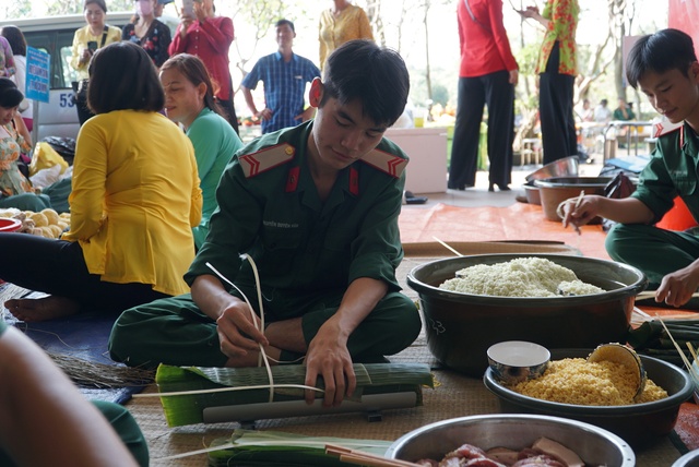 Hàng trăm người cùng tham gia thi gói, nấu bánh tét- Ảnh 3.