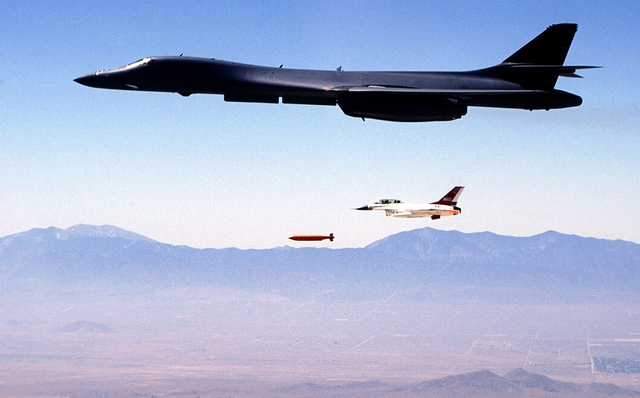 Máy bay ném bom tầm xa B-1 của Mỹ thả vũ khí trong một cuộc thử nghiệm Ảnh: Không quân Mỹ