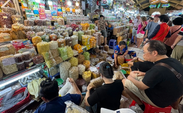 Cảnh đối lập ở trung tâm thương mại, siêu thị: Hàng thiết yếu chen chúc, hàng xa xỉ vắng hoe- Ảnh 8.