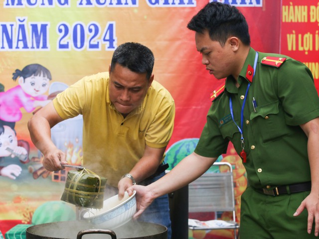 Các chiến sĩ công an nấu bánh chưng xuyên đêm tặng người nghèo đón tết- Ảnh 5.