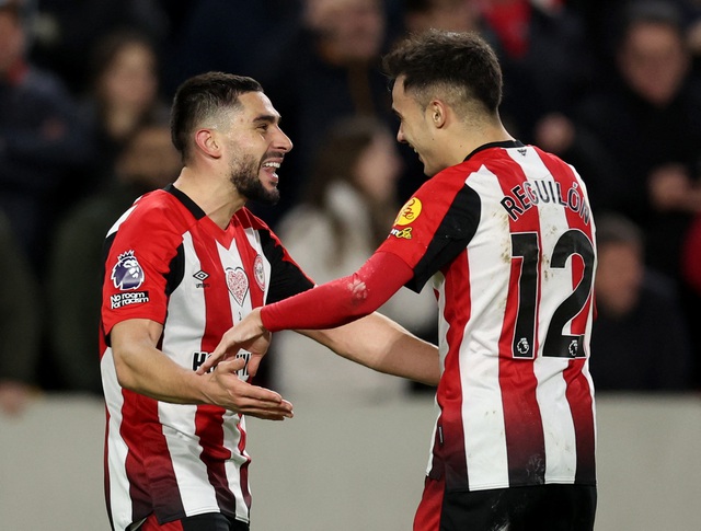 Phil Foden lập hat-trick giúp Man City áp sát đội đầu bảng Liverpool- Ảnh 1.