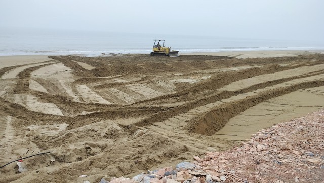 Nhà thầu đổ cát chặn đường đi biển của ngư dân- Ảnh 3.