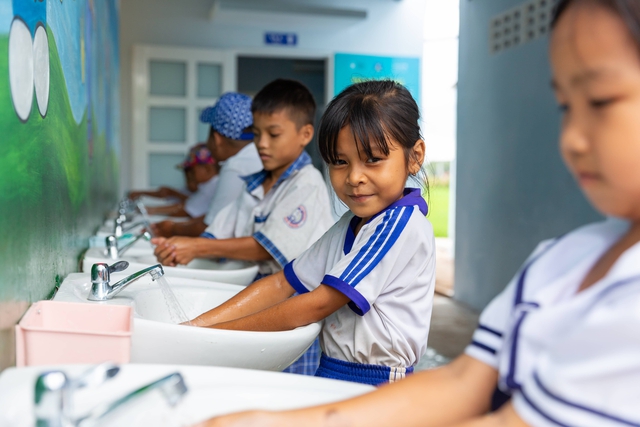 Học sinh tại 7 điểm trường thuộc tỉnh Sóc Trăng hào hứng trong năm học mới vì đã có nhà vệ sinh sạch, an toàn hơn với sự hỗ trợ của dự án Innovation for Children