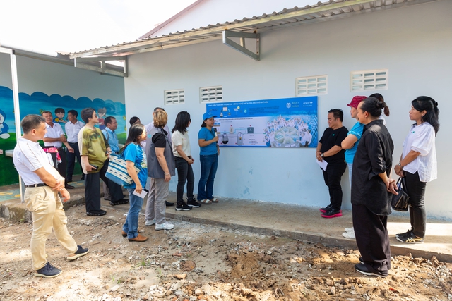 Đại diện Masterise Group và UNICEF trong buổi bàn giao nhà vệ sinh không phát thải tại trường Tiểu học Long Phú C