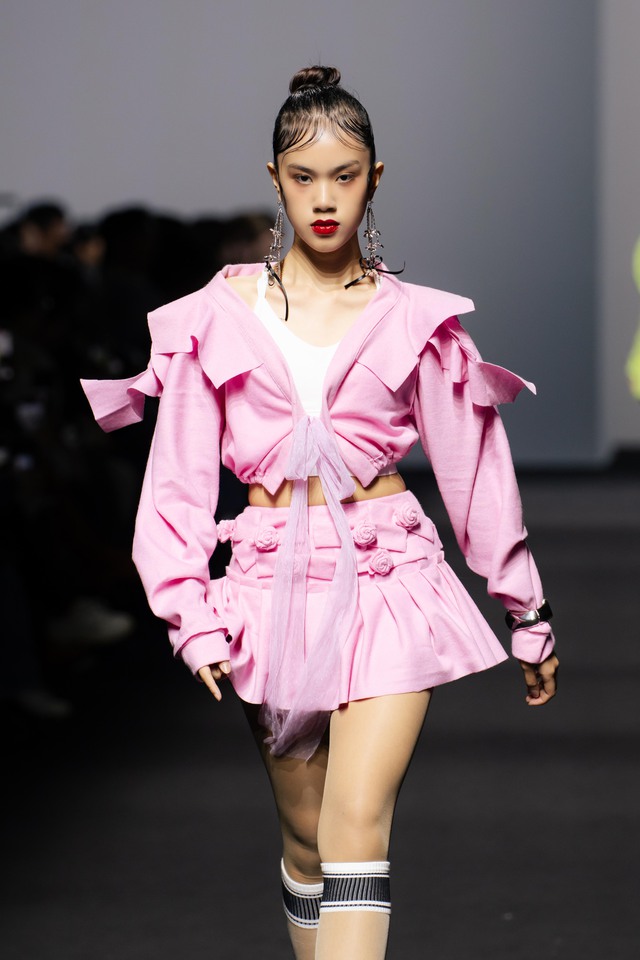 Almira Bảo Hà, Kelly Ngọc Anh khoe thần thái trên sàn diễn Seoul Fashion Week- Ảnh 4.