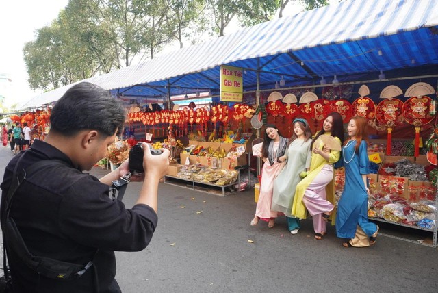 Ngày càng nhiều người trẻ thích chụp ảnh tết với trang phục truyền thống- Ảnh 3.