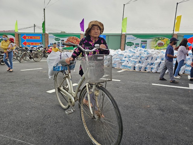 Bà Rịa - Vũng Tàu: Trao 1.800 phần quà tết cho hộ dân khó khăn- Ảnh 2.