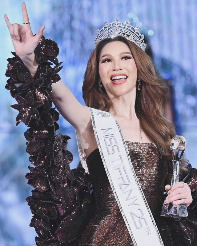 Tân Hoa hậu Chuyển giới Thái Lan ngã lăn ra sàn, ăn mừng đoạt giải- Ảnh 3.