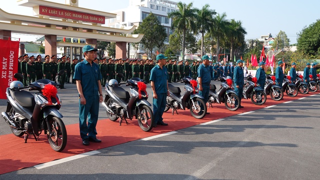 Trang bị mô tô cho lực lượng dân quân ở Quảng Ngãi- Ảnh 4.