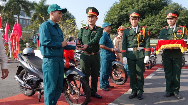 Trang bị mô tô cho lực lượng dân quân ở Quảng Ngãi- Ảnh 5.