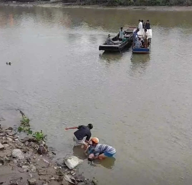 Tìm thấy thi thể người đàn ông trong vụ chìm ghe chở cát trên sông Mang Thít- Ảnh 1.