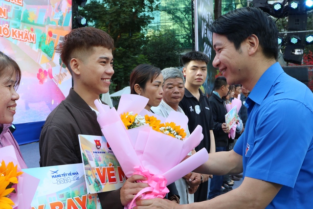 Hàng ngàn vé miễn phí tặng sinh viên, thanh niên công nhân về quê đón tết- Ảnh 1.