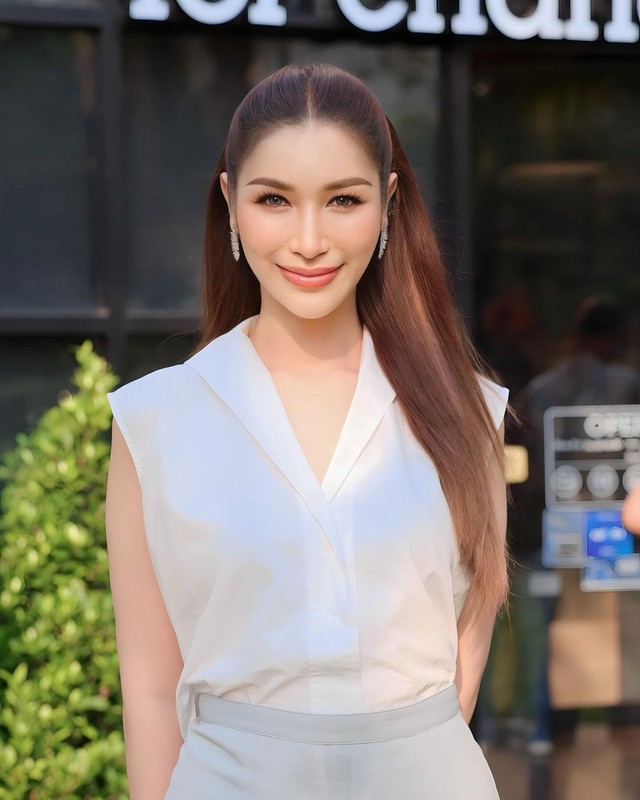 Tân Hoa hậu Chuyển giới Thái Lan ngã lăn ra sàn, ăn mừng đoạt giải- Ảnh 4.