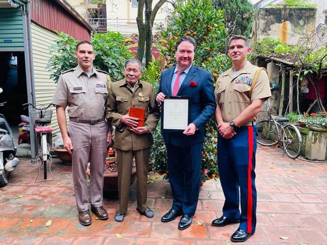 Đại sứ Mỹ trao trả nhật ký cho cựu chiến binh Việt Nam- Ảnh 1.