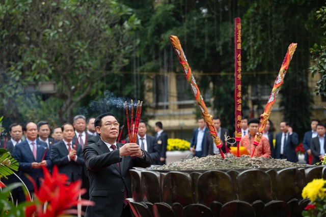 Chủ tịch Quốc Hội tặng quà công nhân lao động thủ đô- Ảnh 2.