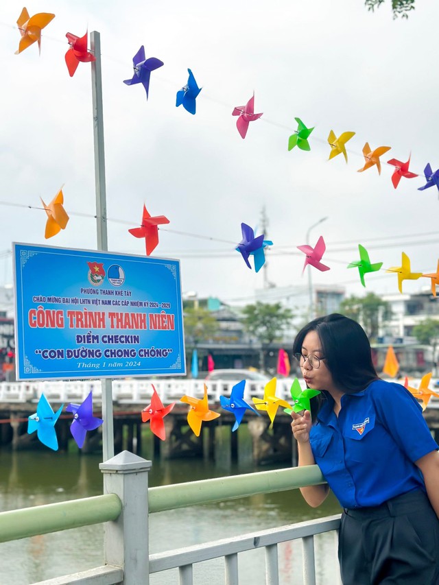 Tuyến đường chong chóng - điểm check-in mới của giới trẻ bên sông Phú Lộc- Ảnh 1.
