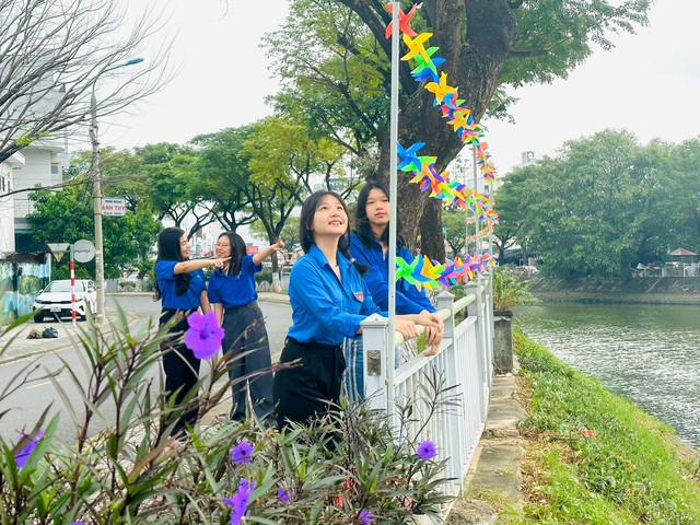 Tuyến đường chong chóng - điểm check-in mới của giới trẻ bên sông Phú Lộc- Ảnh 2.