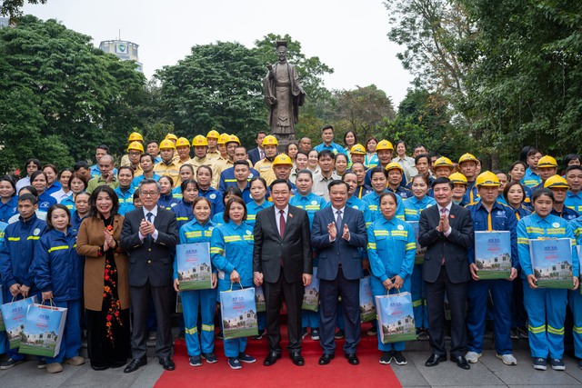 Chủ tịch Quốc Hội tặng quà công nhân lao động thủ đô- Ảnh 3.