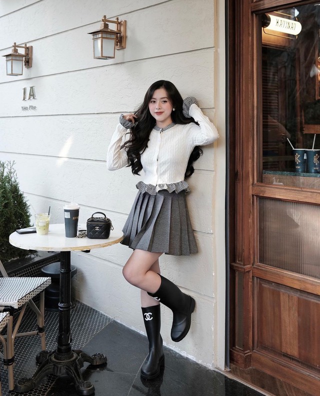 Mặc chân váy ngắn vào mùa lạnh thế nào để đẹp, sang mà vẫn hợp thời tiết?- Ảnh 2. Mặc chân váy ngắn vào mùa lạnh thế nào để đẹp, sang mà vẫn hợp thời tiết?- Ảnh 2.